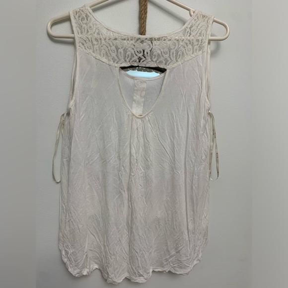 Women’s white and lace tank top - Picture 3 of 5